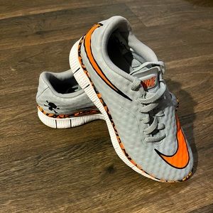 UNISEX KIDS NIKE FREE HYPERVENOM (GS) 705390 004 GREY/TTL ORANGE SHOES